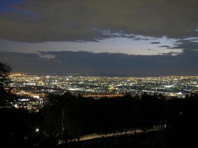 別の日に夜景撮影をしてみた。向こう側は海が見えてるのかな！？