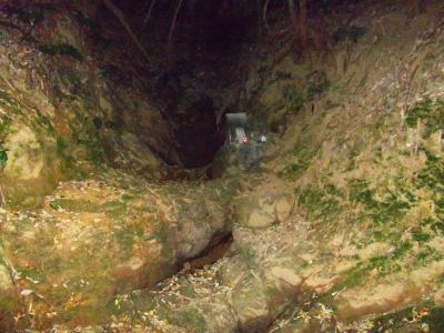 なんか岩の間に何かあったけどわからない。なんか信仰深い山であることは間違いない