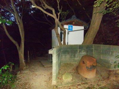 登りきったところにトイレがあった。ここは公園みたいになっている