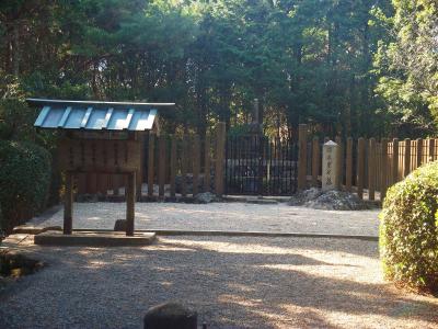 これが開成皇子の墓らしい。こんなところに誰が墓を作ったのか。でも結構手入れされている