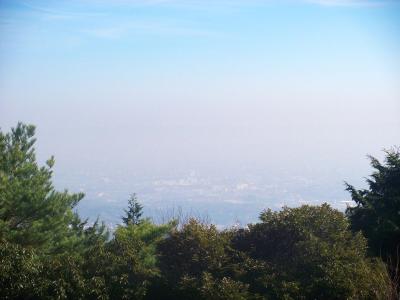 少し進んでいくと少しだけ展望がある。今日は霞んでいてあまり見えないけどね