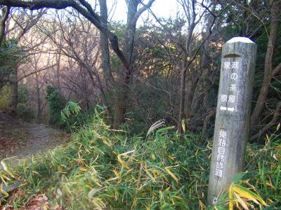 北摂霊園のところに出た。ここも道標に従って泉原のほうへ進んでいく