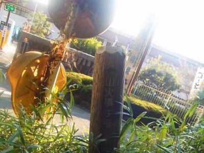 林道を歩いていると竜王山荘に出た。この道路に出て左の忍頂寺へ行く