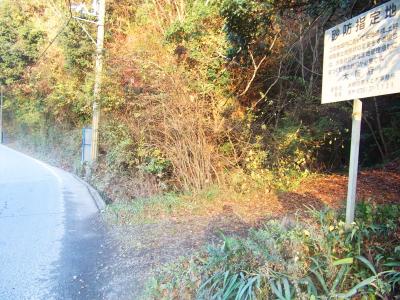 車作大橋から交通量の多い府道に出るが歩道がないので注意。そして、ここを右に入って竜仙滝へ向かう