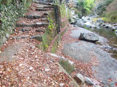 白滝を経て摂津峡の奥のほうに出てくる。この石段を登るとまた道路に出る