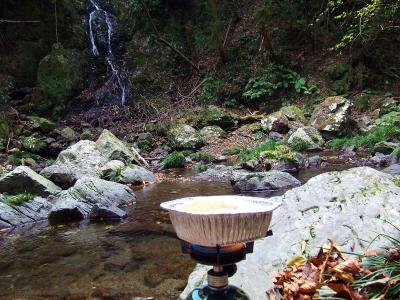 今日はバーナーと生の鍋焼ききつねうどんを持ってきたので温める