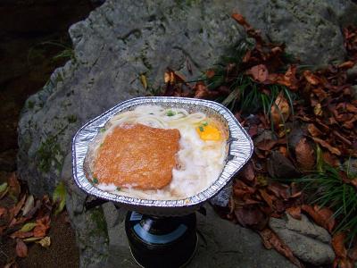 持ってきた卵を入れて完成。あげが妙にでかいのは気のせいなのか！？でも寒い自然の中で食べるとめちゃ美味しい
