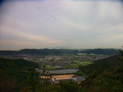 登っていくと展望が良くなった。下に見えてるのは横池かな！？