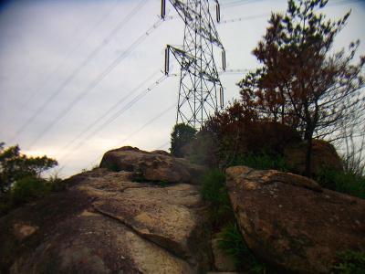 岩を登りきると鉄塔があった。下調べしていた道に間違いないことがわかった