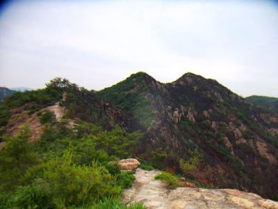 これから歩いていく稜線を眺める。結構長そうだけど展望抜群でアルペンムードのある岩の道になっているようだ