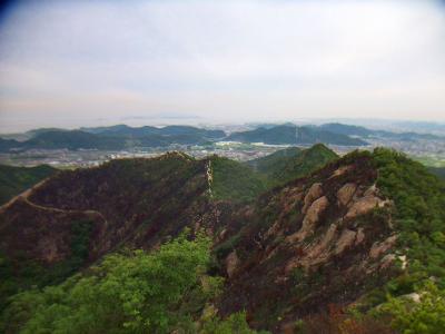 歩いてきた稜線を振り返る。結構歩いてきたけどまだ高御位山までは遠そう