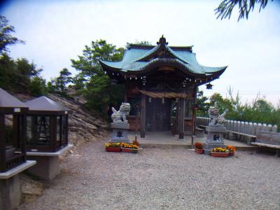 高御位山の山頂には社殿があった。展望地は左側（南）の岩の上となる