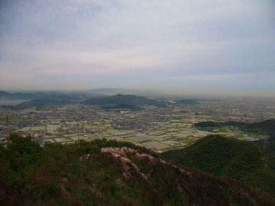 岩の上から播磨平野と播磨灘を見渡す。夜景はどんな感じになるんだろうとイメージしてみるけど予想がつかない