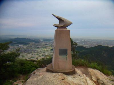 これがグライダーで飛び立った人を称えた飛翔の碑かな。ただ、碑の形の意味がよくわからなかった