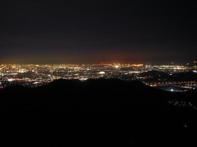 こっちは播磨灘のほうかな。手前には道路のライン、高砂市から海側までの夜景も望むことができた