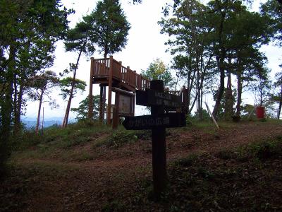 女山山頂には展望台があった。見晴し展望台というのか、木があって展望はまずまずかも