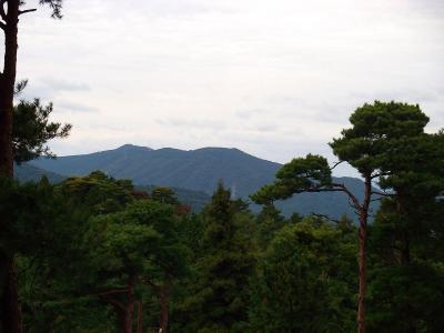 展望台からは視界は狭いけど一応展望は見えた。ただし、何の山が見えてるのかはわからない