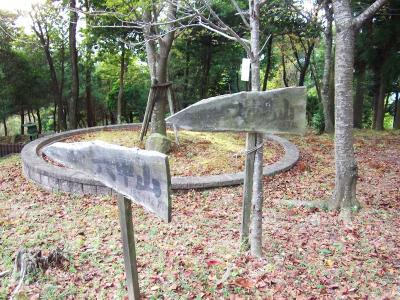 公園内には東屋があってその近くからは六甲山と妙見山が見えるらしい