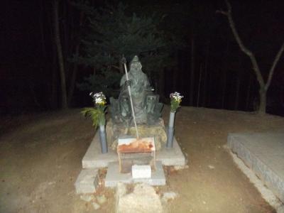 これは何の像だろうか！？文武天皇なのか神変大菩薩なのかわからない