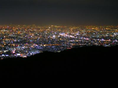 夜景をズーム撮影してみた。東側はマンションとかビルが見えてるけど箕面市の船場あたりかな！？