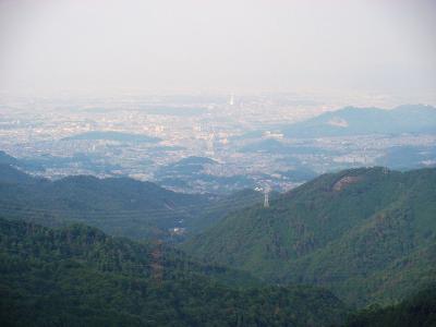 いわわきの道の途中にある展望台からの景色。PL塔が見えるが視界はこれだけ