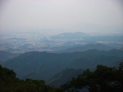 ズームで撮影するとここからでもPL塔が見える。ここで夜景を撮影したことあるけど使わなかった