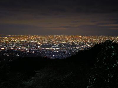 ズームで大阪平野の夜景を撮影してみる。大阪湾もちゃんと見えている