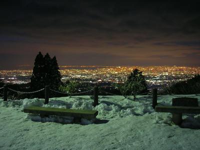 少し引き気味で積雪と木と夜景を撮影してみた。積雪量がもう少し多くてベンチまで雪が積もっている光景をいつか撮影してみたい