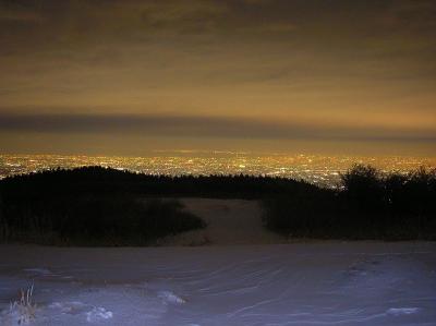 積雪した山頂付近から大阪湾も一望できる。踏み跡のない積雪だったのでよかった