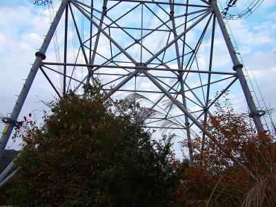 途中のピークと思われるところに鉄塔がある