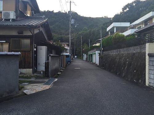 才登山口まで歩きます