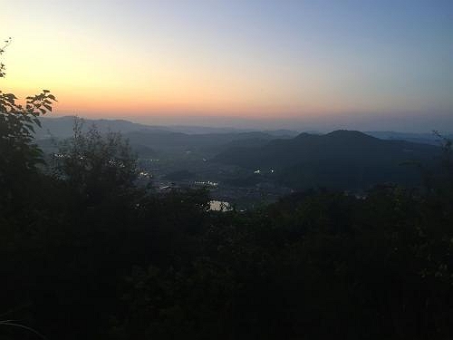北側の展望が少し開けていて、連なった山々とトワイライトがいい景色だった