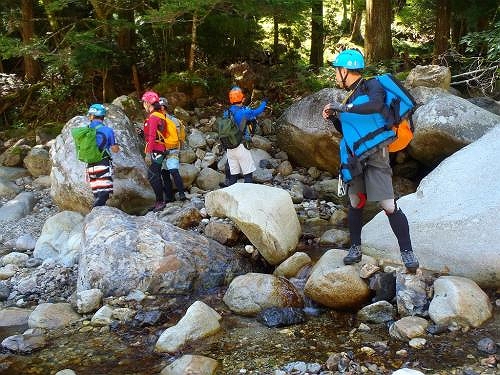北股分岐まで降りて、ここから入渓