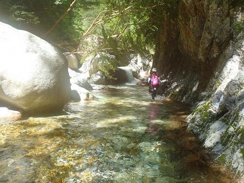 まさに透き通った水