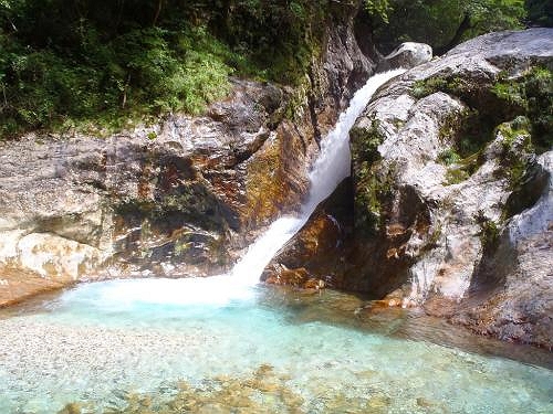 さぁ～3週間ぶりにやってまいりました。2段10Mのブルーの滝。何度みても超綺麗