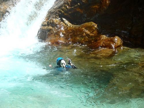 ひでぶ～さん、いつものマスクで滝壺へ