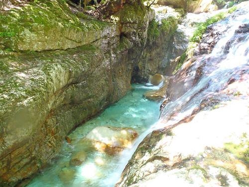 このブルーのゴルジュ。これも実際みると超綺麗で迫力がある