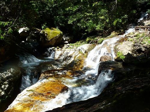 四方八方の滝地帯。垢離取場まであともう少し