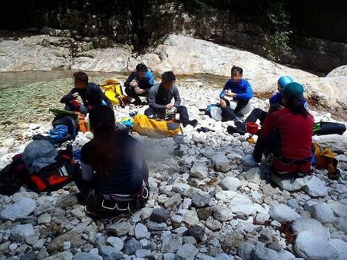 前回と同じ、とりあえずここで昼食を取る。この後、今回は垢離取場にザックをデポして、さらに二つの滝を目指す