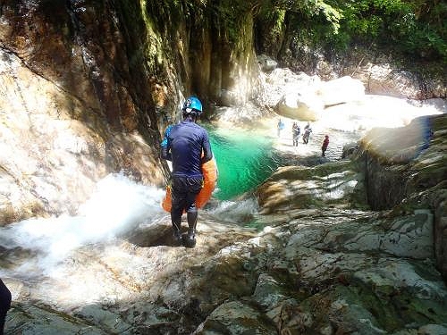 ひでぶーさん新たなかぶり物をしてスライダーしたけど、岩があってお尻打つらしい・・・