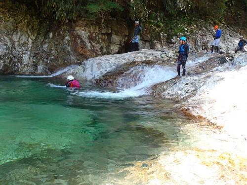 一つ目の滝で流されてみる