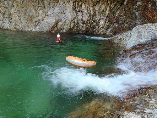 垢離取場に戻って飛び込みをする。（動画参照）ひでぶ～さん、かぶりものだけがぷかぷか～