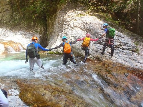 ナメ沢地帯、流されると滝にいっちゃうので、手をつなぎ合っていってました。ちなみに足を変なところに置いてしまい、ここで流されそうになりました