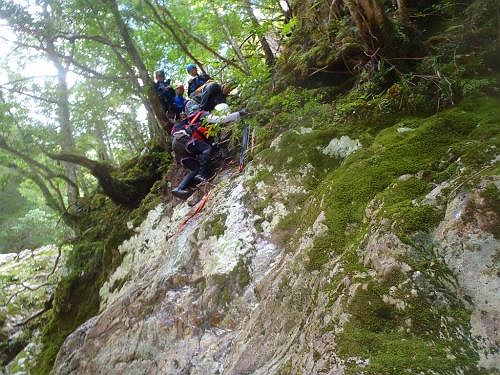 2段10Mの滝を下ります。ここ滑るのでスリング出したら、下にいるパーティーの人から「使ってください」とおっしゃってくださったので使わせていただきました。ありがとうございましたmm