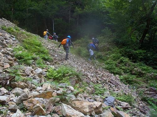 入渓ポイントまで下ったルートがわからず、適当に登っていった。この後、ikajyuさんにヒル君がくっついていたらしい