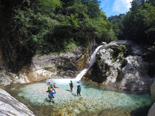 僕は滝壺に浮かんでいます