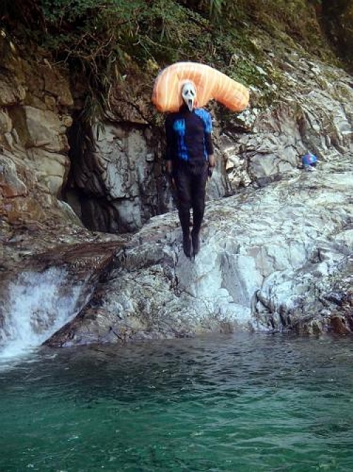 登山好人さん撮影のひでぶーさんの飛び込む一瞬、これはいい！！！