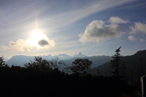 槍～大キレットまでの稜線もこの通り。逆光だったので岩肌とか見えない。次の朝に期待する