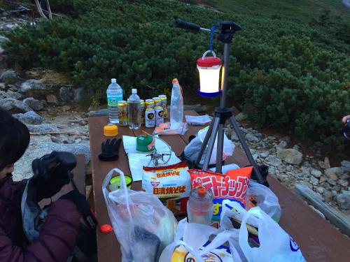 テーブルが空いたので宴の準備をする