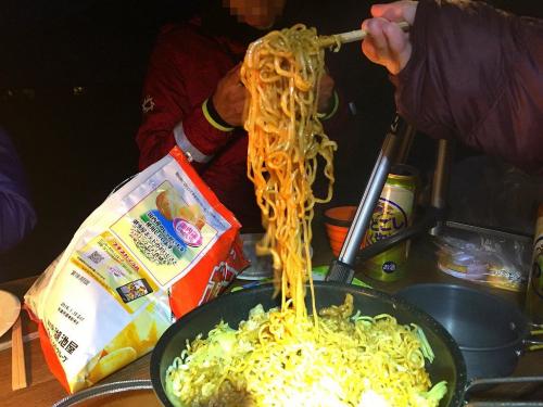 今回の宴料理は日清のインスタント焼きそばに肉とキャベツ御を入れる。軽いのもあったけど山で宴で食べるこの焼きそば、みんな一口すると「めっちゃ美味い！！！」の一言だった